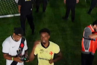 Thiago Mendes interage com drone em celebração após goleada do Vasco
