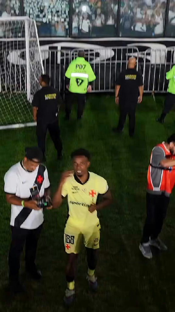 Thiago Mendes interage com drone em celebração após goleada do Vasco
