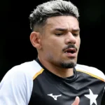 Tiquinho Soares fica fora da lista do Botafogo para duelo contra o Palmeiras