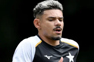 Tiquinho Soares fica fora da lista do Botafogo para duelo contra o Palmeiras