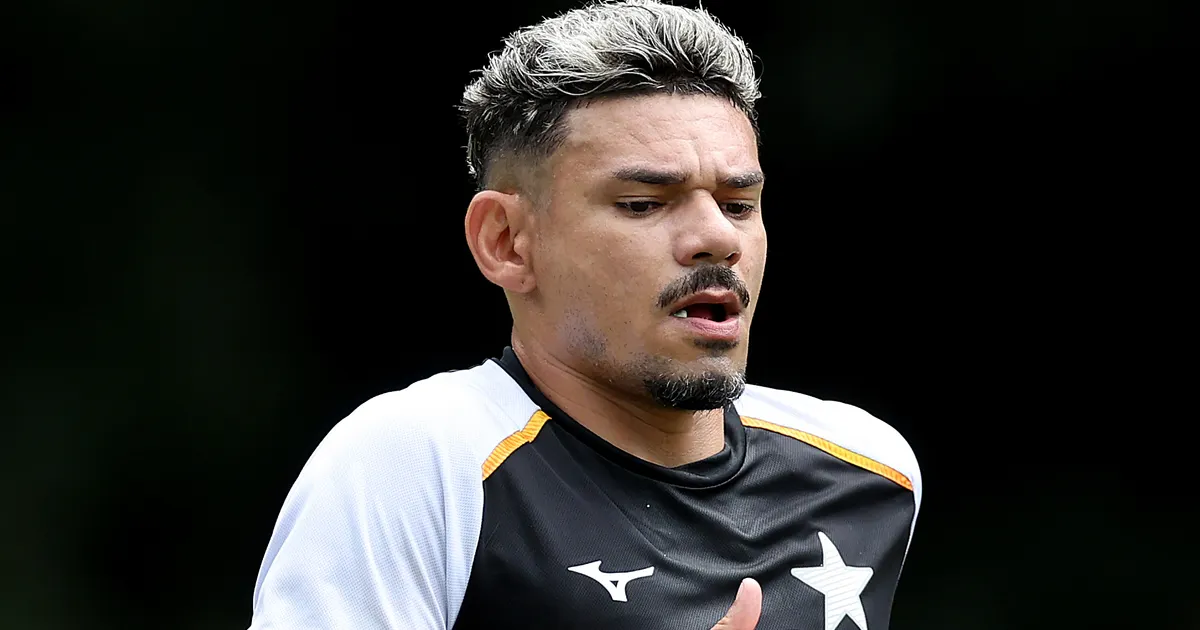Tiquinho Soares fica fora da lista do Botafogo para duelo contra o Palmeiras