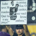 Torcedor vascaíno exibe cartaz com duras críticas a Philippe Coutinho em São Januário