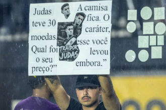 Torcedor vascaíno exibe cartaz com duras críticas a Philippe Coutinho em São Januário