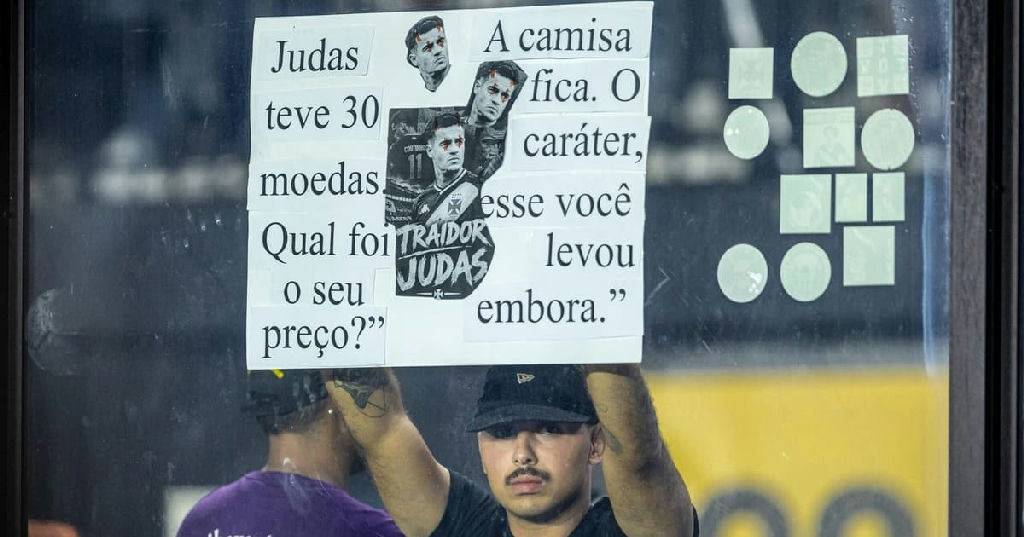 Torcedor vascaíno exibe cartaz com duras críticas a Philippe Coutinho em São Januário