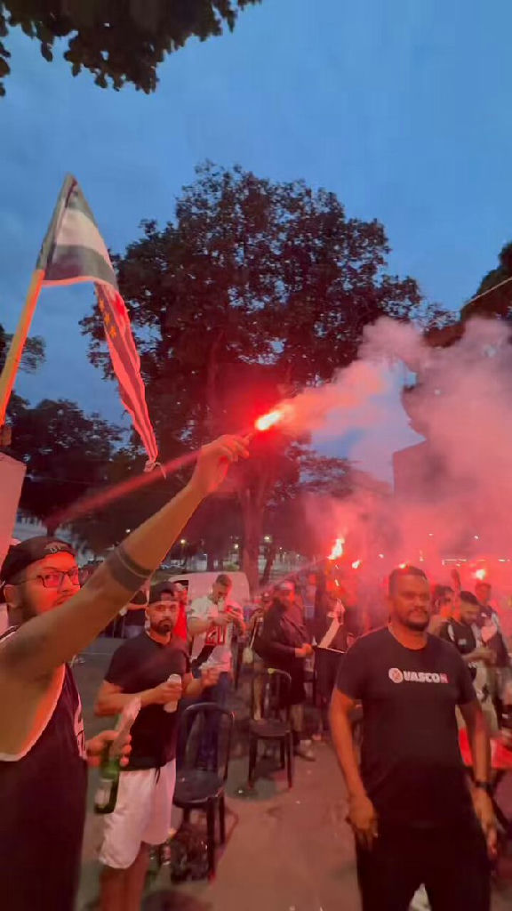Torcedores celebram vitória do Vasco sobre o Grêmio no Centro Cultural Cândido José de Araújo