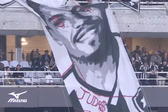 Torcida do Botafogo substitui imagem de Marlon Freitas em bandeirão após transferência