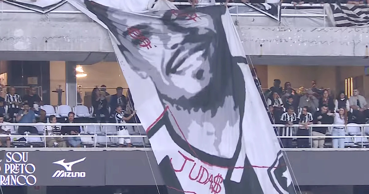 Torcida do Botafogo substitui imagem de Marlon Freitas em bandeirão após transferência