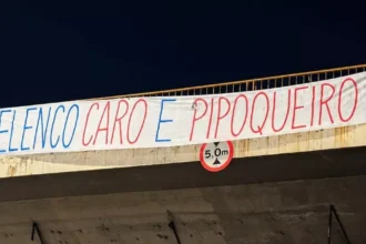 Torcida do Cruzeiro protesta contra elenco e diretoria em viadutos de Belo Horizonte