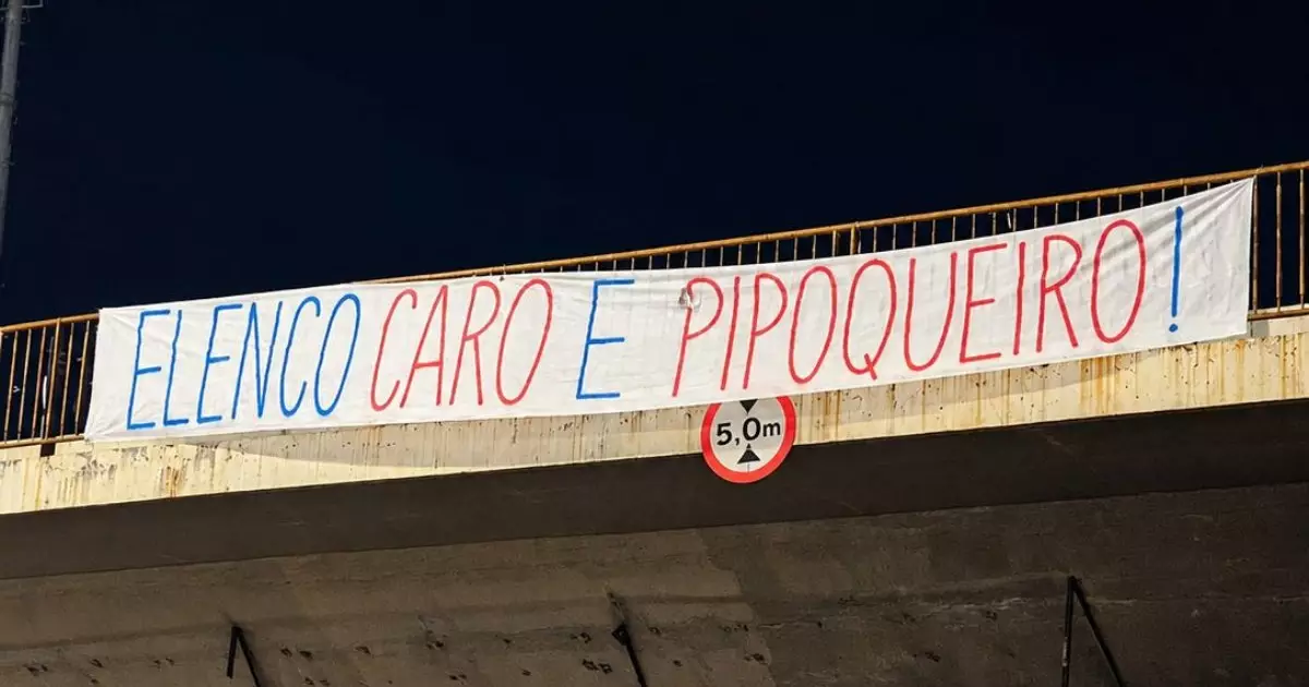 Torcida do Cruzeiro protesta contra elenco e diretoria em viadutos de Belo Horizonte