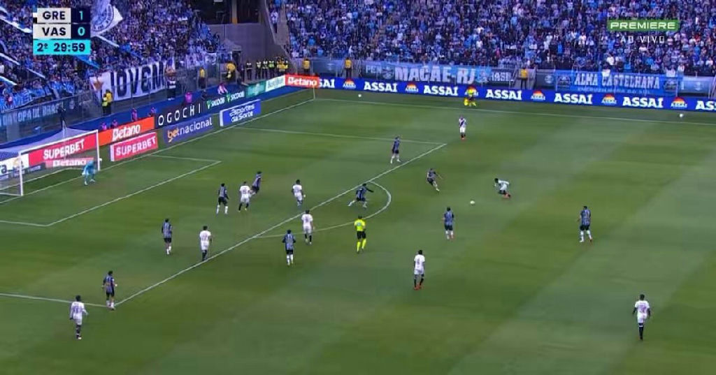 Torcida do Vasco celebra gol de Thiago Mendes em confronto contra o Grêmio