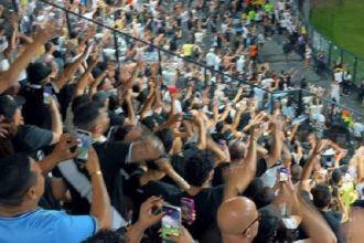 Torcida do Vasco celebra goleada com o tradicional grito de Casaca em São Januário
