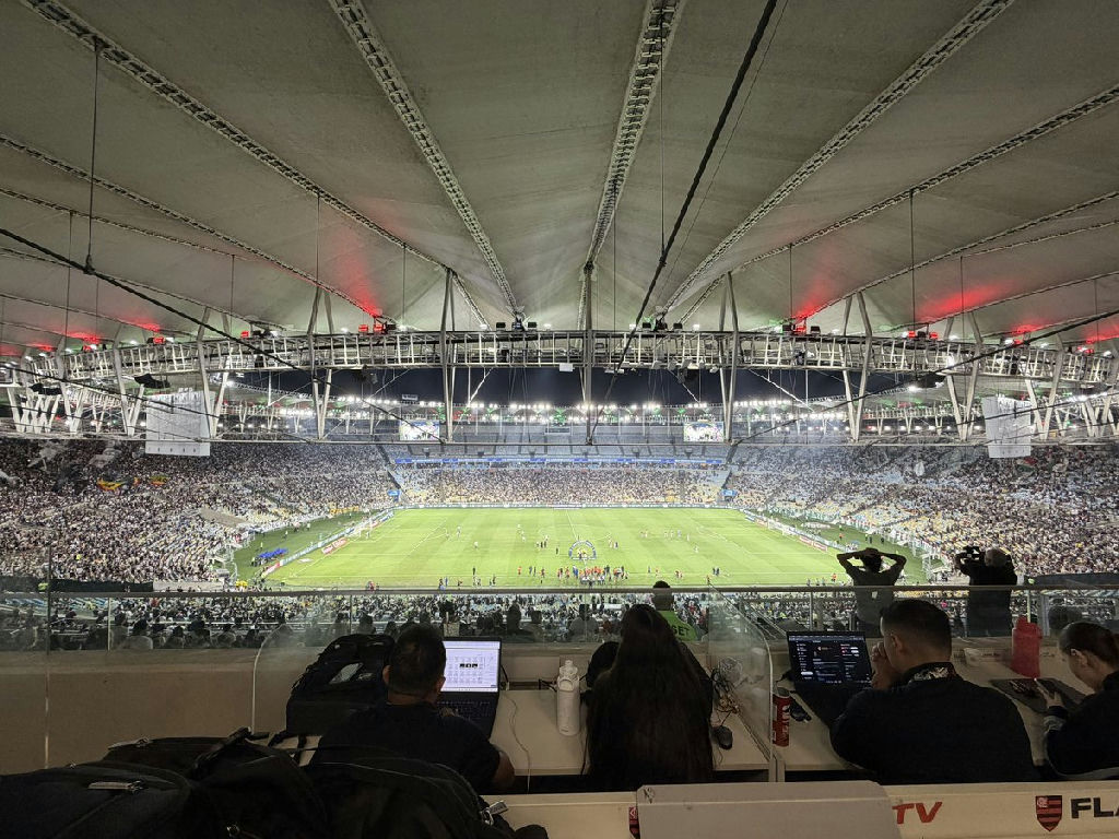 Torcida do Vasco domina arquibancadas do Maracanã em clássico deste sábado