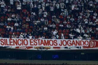 Torcida organizada do São Paulo protesta com silêncio em jogo do Brasileirão