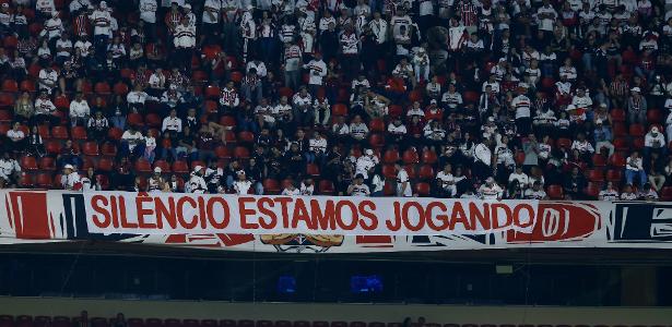 Torcida organizada do São Paulo protesta com silêncio em jogo do Brasileirão