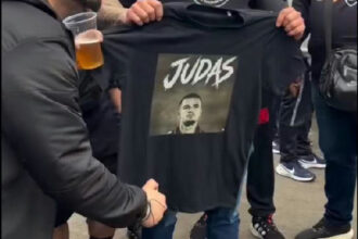 Torcida organizada do Vasco protesta contra Philippe Coutinho antes de duelo