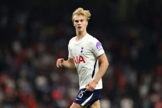 Tottenham garante permanência de Lucas Bergvall com renovação de contrato