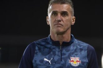 Vagner Mancini critica arbitragem e cobra padronização da CBF após derrota