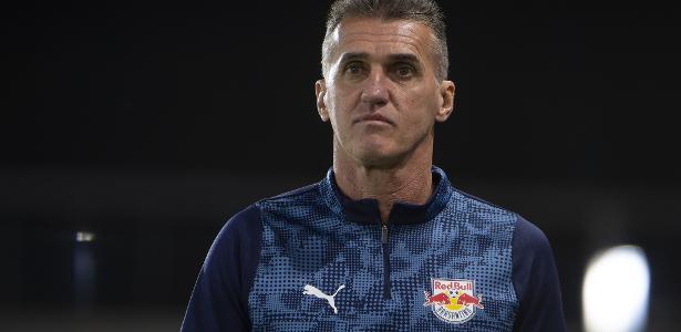 Vagner Mancini critica arbitragem e cobra padronização da CBF após derrota