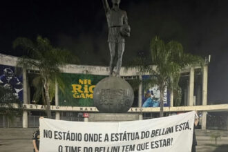 Vascaínos protestam no Maracanã pela presença do clube no estádio