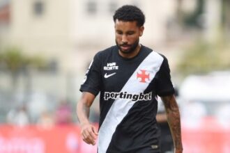 Vasco avalia futuro de nove jogadores com contratos próximos do fim