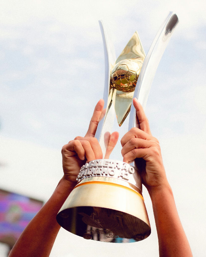 Vasco celebra conquista do futebol feminino com galeria de fotos das campeãs