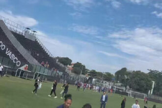 Vasco celebra conquista do futebol feminino no gramado de São Januário