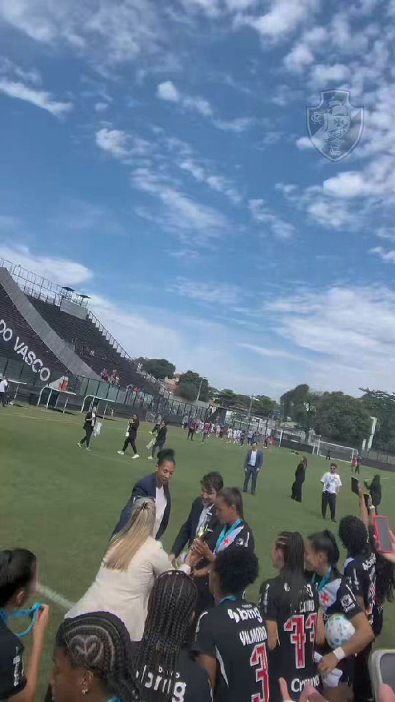 Vasco celebra conquista do futebol feminino no gramado de São Januário