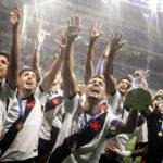 Vasco celebra conquista do título sub-20 com festa dos atletas em campo
