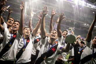 Vasco celebra conquista do título sub-20 com festa dos atletas em campo