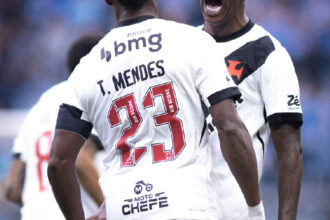 Vasco celebra entrosamento de Robert Renan e Andrés Goméz em campo
