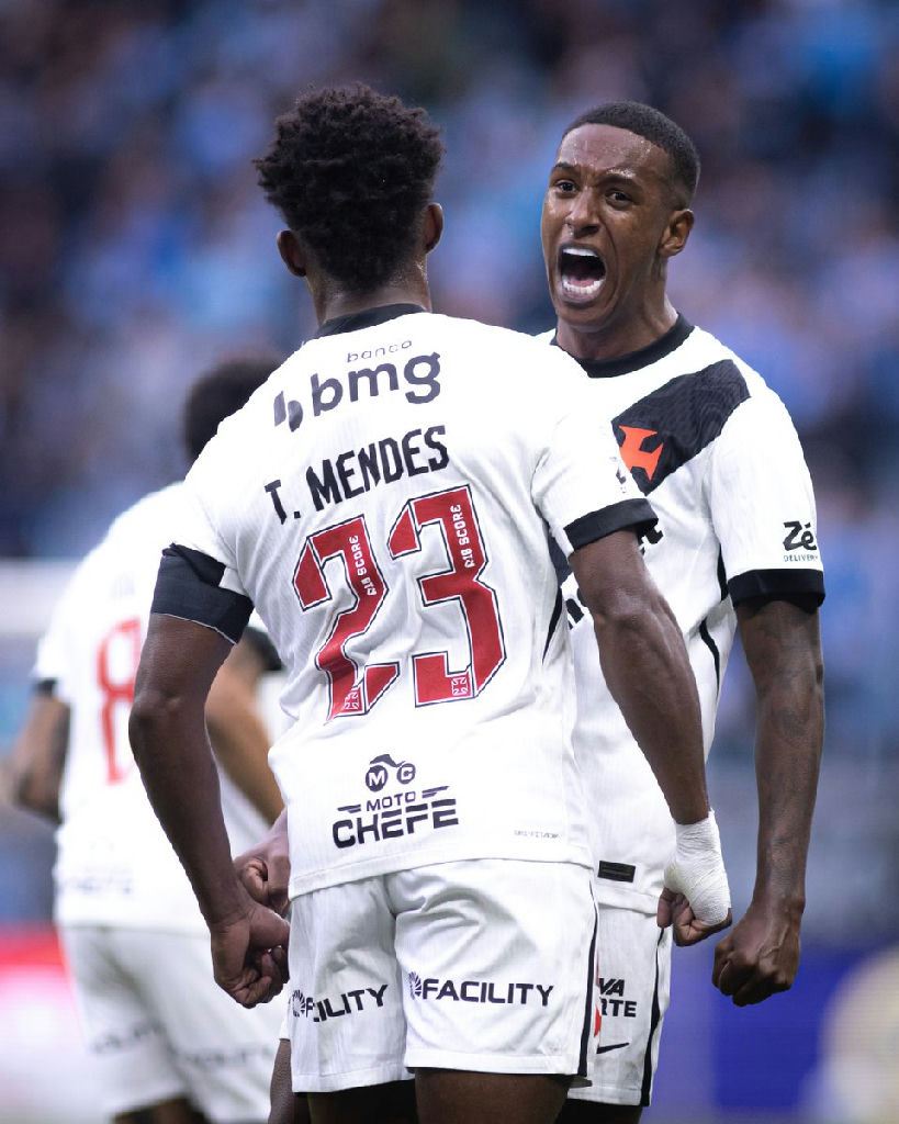 Vasco celebra entrosamento de Robert Renan e Andrés Goméz em campo