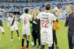 Vasco celebra vitória importante ao lado da torcida na Arena do Grêmio