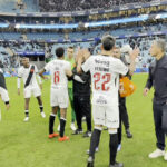Vasco celebra vitória importante ao lado da torcida na Arena do Grêmio