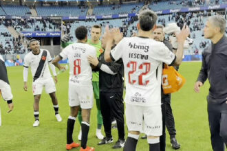 Vasco celebra vitória importante ao lado da torcida na Arena do Grêmio