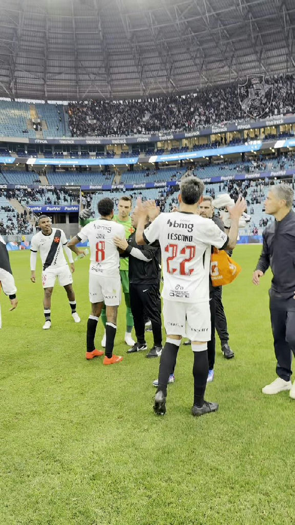 Vasco celebra vitória importante ao lado da torcida na Arena do Grêmio