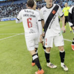 Vasco celebra vitória na Arena do Grêmio com registro de Colidio