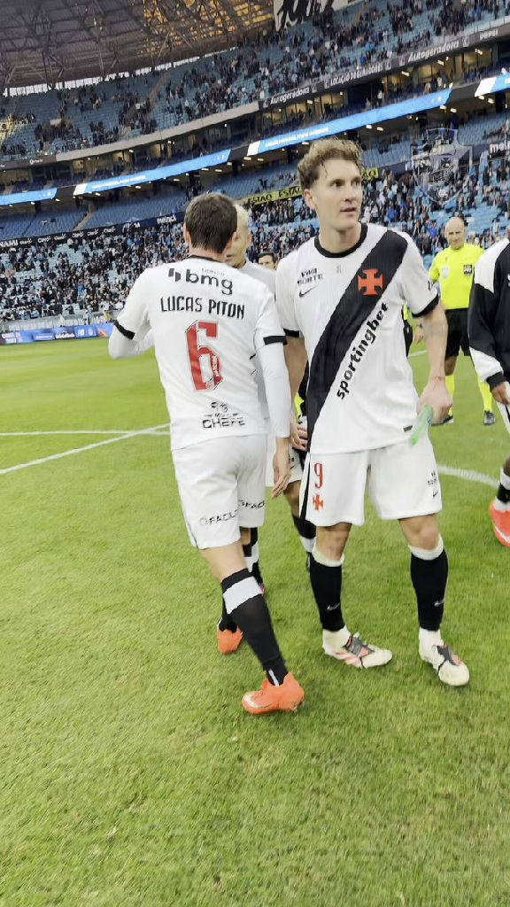 Vasco celebra vitória na Arena do Grêmio com registro de Colidio