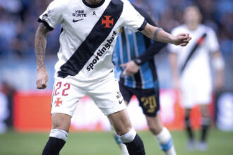 Vasco define escalação com Saldívia na zaga para duelo contra o Coritiba