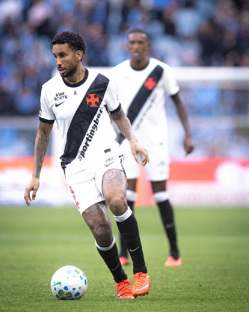 Vasco define prioridades para renovações e avalia compra de atletas emprestados