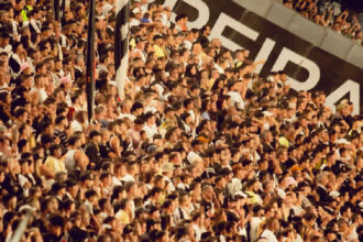 Vasco exibe registros da torcida em São Januário durante celebração