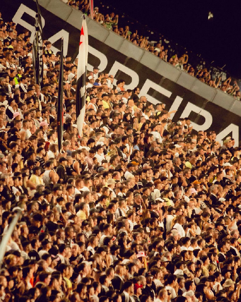Vasco exibe registros da torcida em São Januário durante celebração