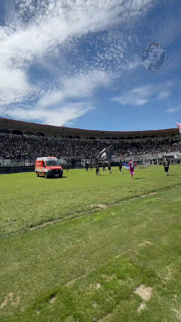 Vasco feminino celebra vitória em São Januário com apoio da torcida