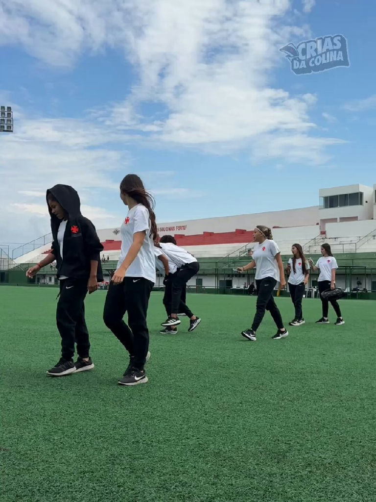 Vasco feminino sub-17 realiza reconhecimento de gramado no estádio Alair Corrêa