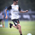 Vasco intensifica preparação no CT Moacyr Barbosa sob chuva
