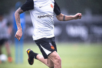 Vasco intensifica preparação no CT Moacyr Barbosa sob chuva