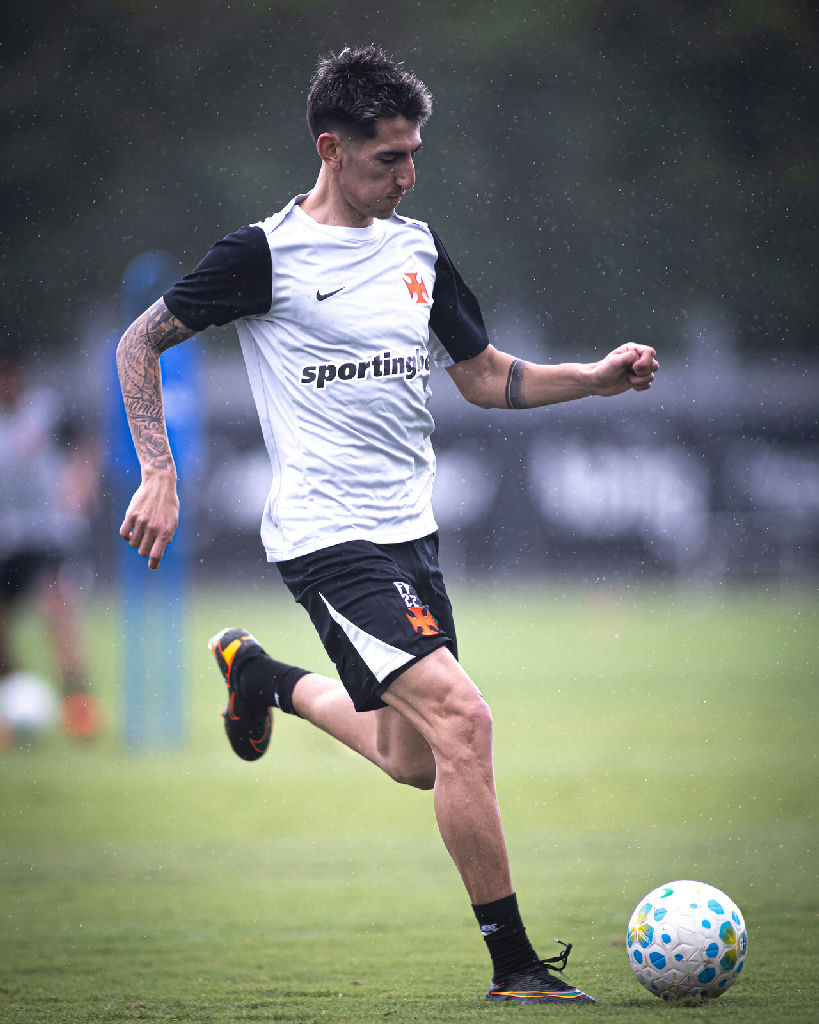 Vasco intensifica preparação no CT Moacyr Barbosa sob chuva