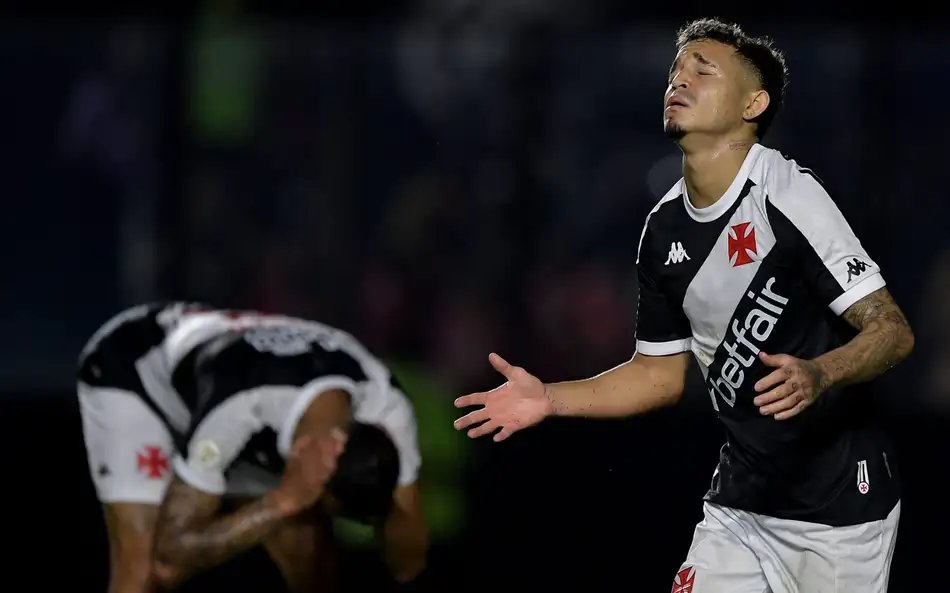 Vasco preserva titulares para duelo contra o Santa Fe visando confronto com o Grêmio