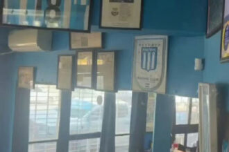 Vasco recebe homenagem inesperada em restaurante temático do Racing em Buenos Aires
