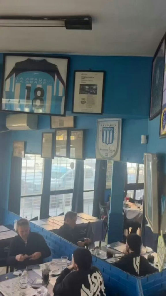 Vasco recebe homenagem inesperada em restaurante temático do Racing em Buenos Aires