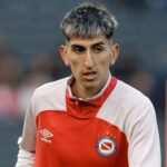 Vasco reforça elenco com a contratação do meia Alan Lescano